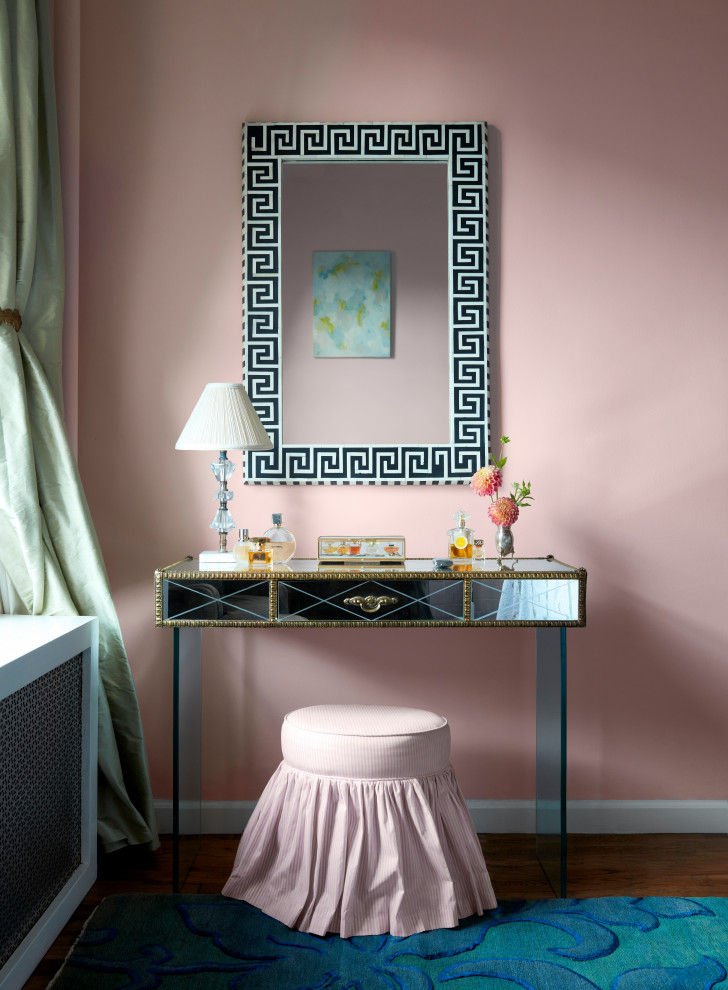 Idéer för mellanstora vintage huvudsovrum, med rosa väggar, mörkt trägolv, en standard öppen spis, en spiselkrans i tegelsten och brunt golv
