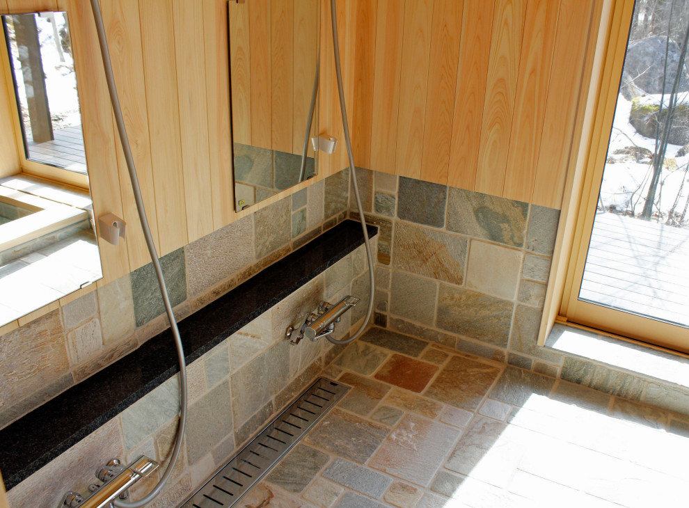 На фото: главная ванная комната среднего размера в классическом стиле с гидромассажной ванной, двойным душем, мраморным полом, разноцветным полом и деревянным потолком с