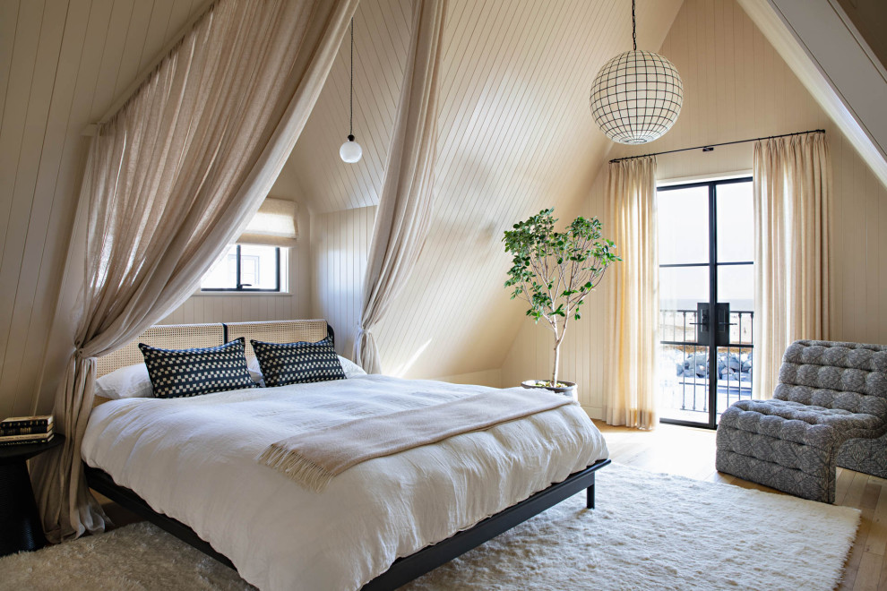 Mittelgroßes Maritimes Schlafzimmer mit beiger Wandfarbe, Holzdecke und Holzdielenwänden in San Diego