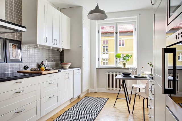 Styling p&aring; Kapellplan i Malm&ouml; transitional-kitchen