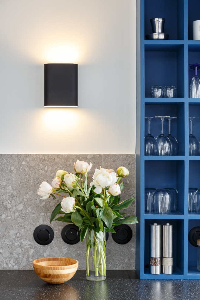 Cette photo montre une cuisine ouverte encastrable scandinave en U de taille moyenne avec un évier 2 bacs, un placard à porte plane, des portes de placard noires, un plan de travail en stratifié, une crédence grise, une crédence en céramique, parquet clair, un sol marron et plan de travail noir.