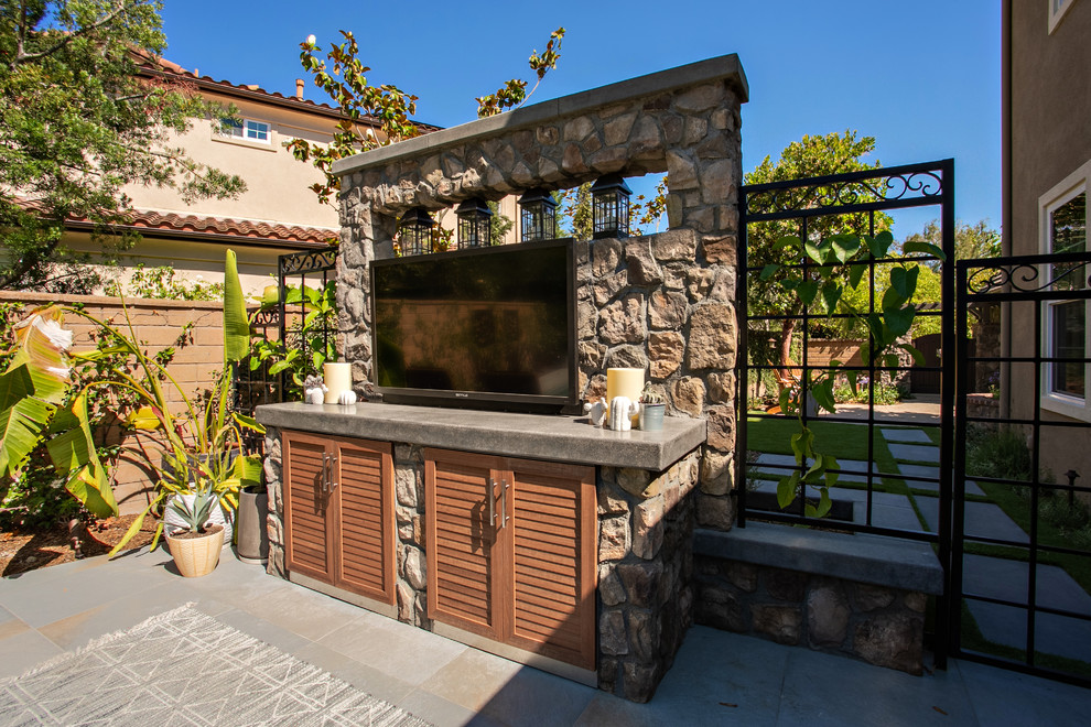 Inspiration for a large transitional full sun courtyard landscaping.