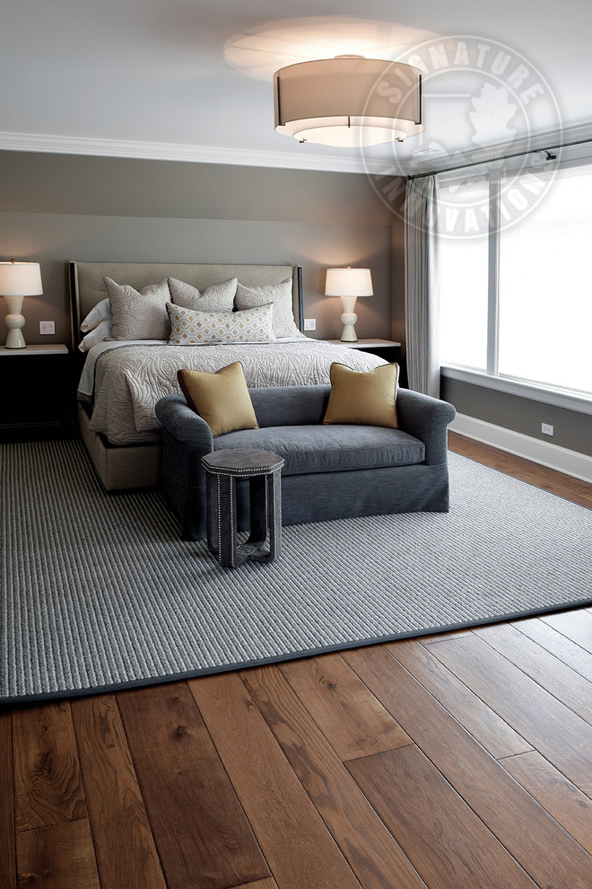 Идея дизайна: большая хозяйская спальня в стиле неоклассика (современная классика) с серыми стенами, паркетным полом среднего тона и коричневым полом