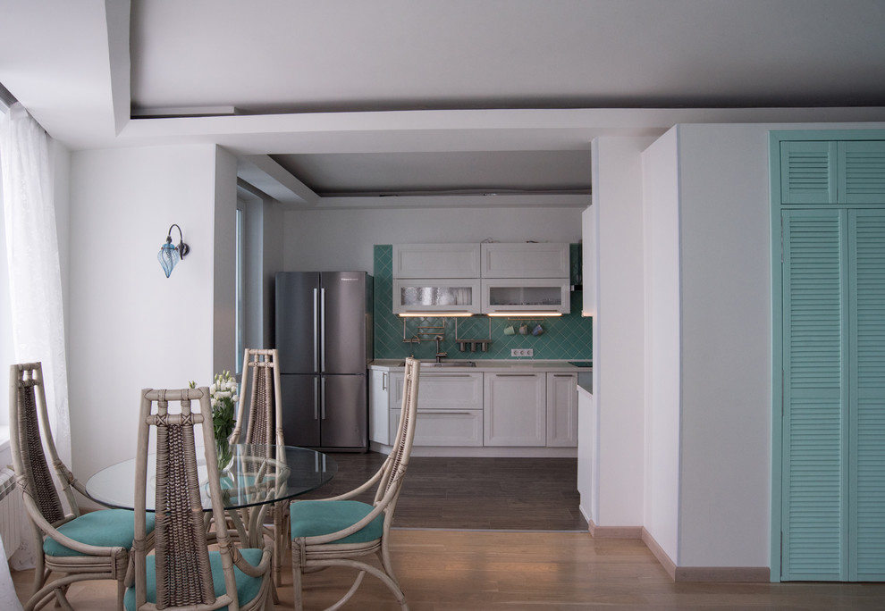 Перепланировка квартиры с радиальной фасадной стеной, авторская мозаика.