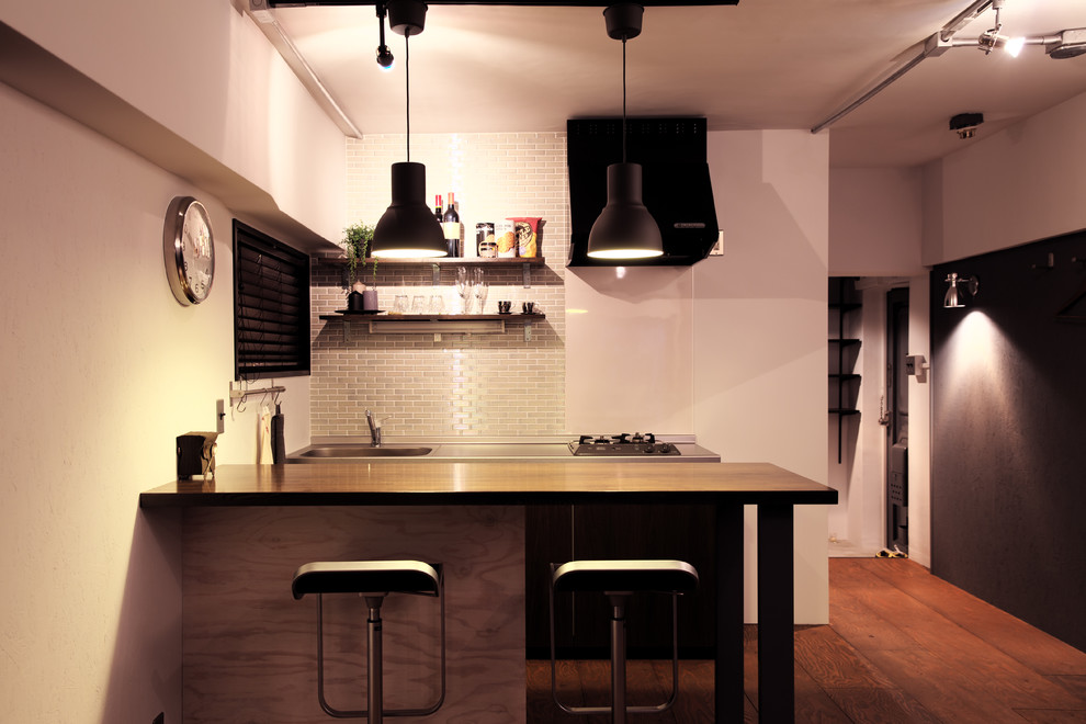 Foto de cocina urbana con suelo de madera oscura