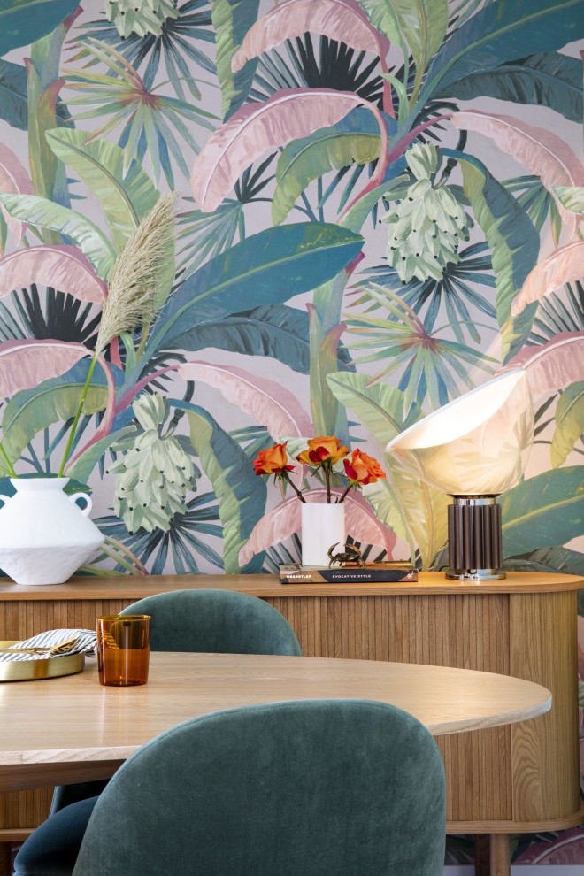 Imagen de comedor tropical pequeño con paredes blancas, suelo de madera en tonos medios, suelo marrón y papel pintado