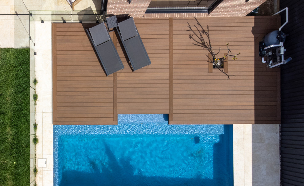 Inspiration for a mid-sized modern deck in Sydney.