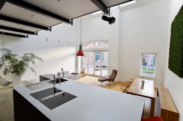 Minimalistisches Loft in historischem Vierkanthof modern-vardagsrum