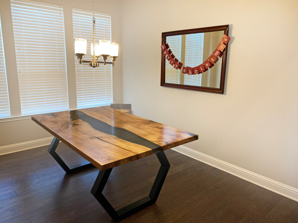 Example of a mid-sized minimalist home design design