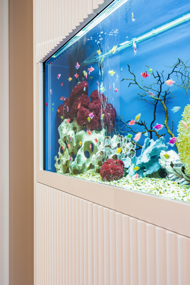 Шкаф с аквариумом. Фрагмент