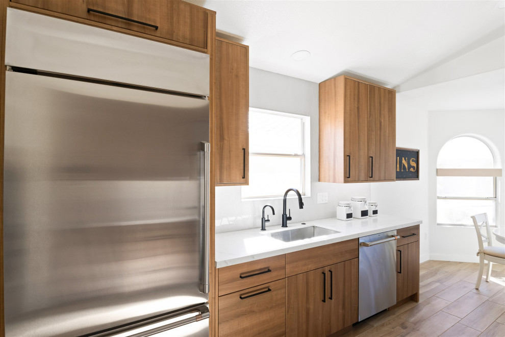 Example of a mid-sized transitional home design design in Phoenix