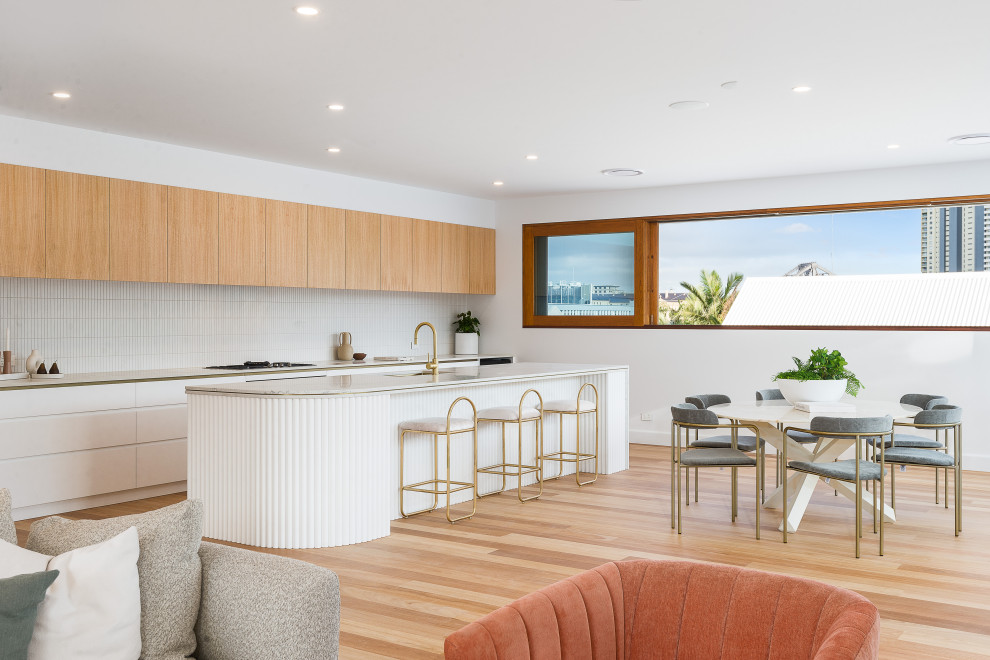Große Moderne Küche mit Küchenrückwand in Weiß, Küchengeräten aus Edelstahl, braunem Holzboden und Halbinsel in Brisbane