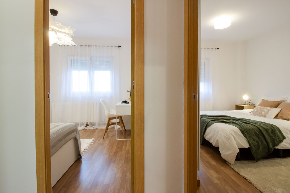 Foto de dormitorio principal nórdico