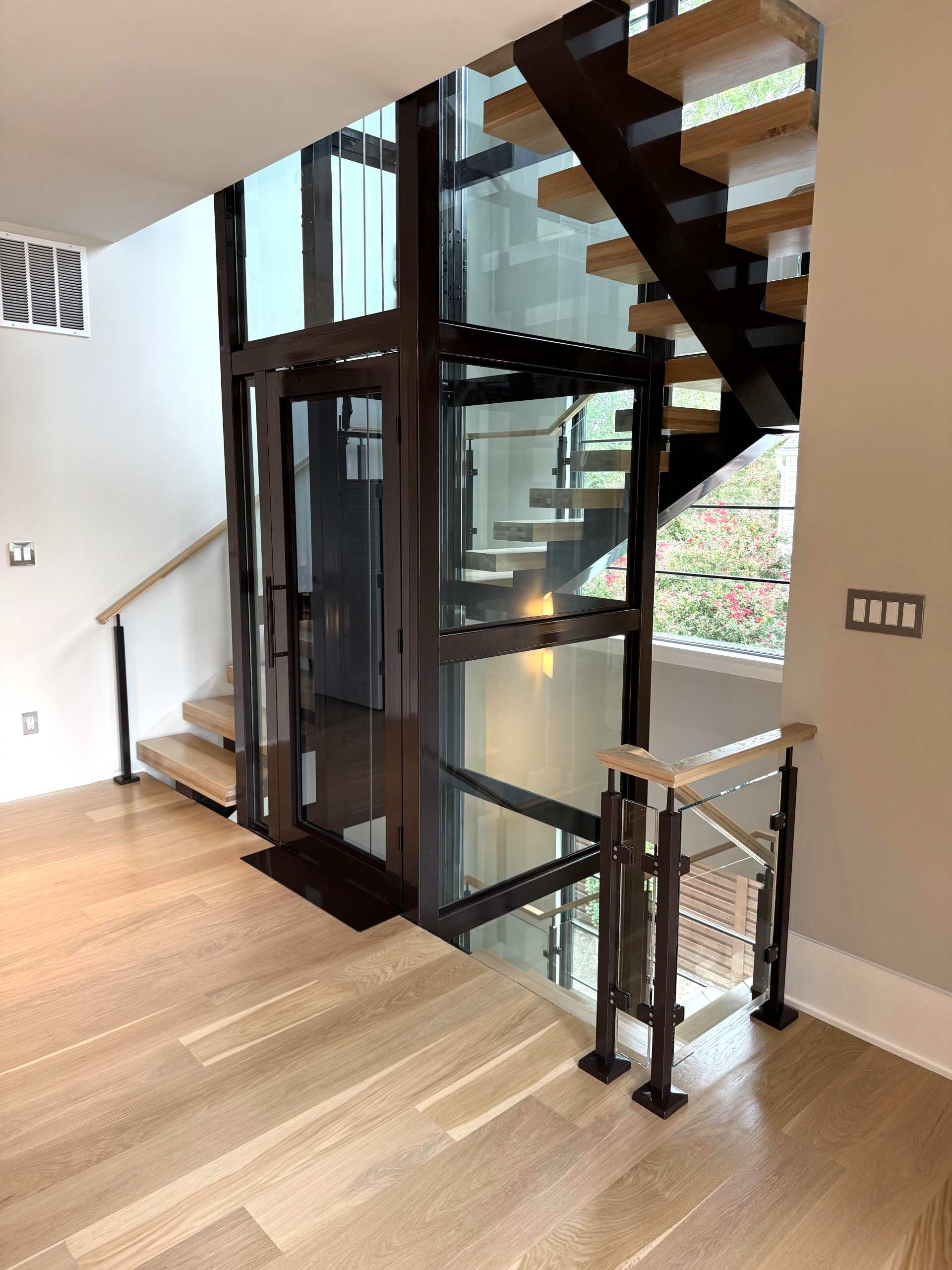 136_Modern Mono-Beam Encircling Glass Elevator, Bethesda, MD 20814