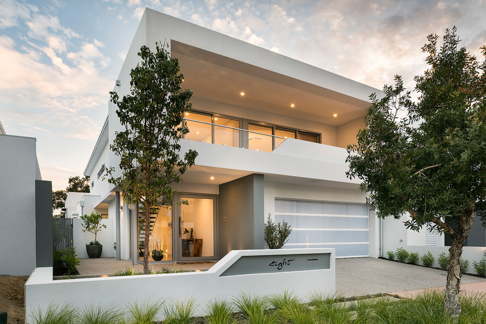 Cette image montre une façade de maison blanche design en briques peintes à un étage avec un toit plat, un toit en métal et un toit gris.