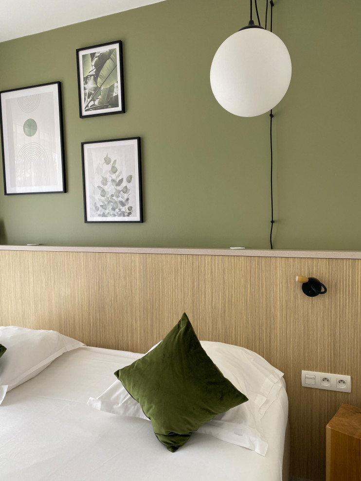 Cette photo montre une chambre avec moquette beige et blanche tendance de taille moyenne avec un mur vert et un sol beige.