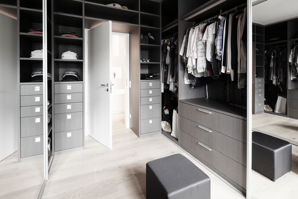 Design ideas for a contemporary storage and wardrobe in Cologne.