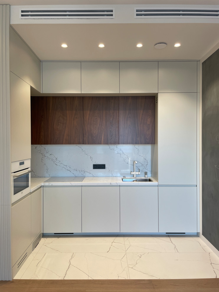 Кухня с фасадами МДФ и шпоном американского ореха