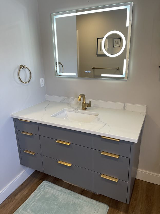 Exemple d'une salle de bain moderne de taille moyenne avec un sol en vinyl, un lavabo encastré, un plan de toilette en quartz modifié, un sol marron, un plan de toilette blanc, meuble simple vasque et meuble-lavabo suspendu.