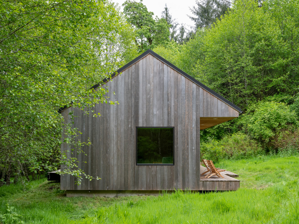 Kleines, Einstöckiges Rustikales Haus mit Satteldach, Blechdach und grauem Dach in Portland