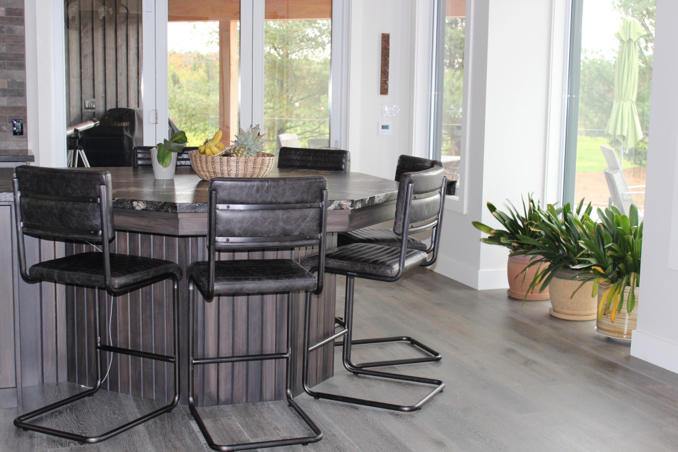 Inspiration for a transitional home design remodel in Toronto