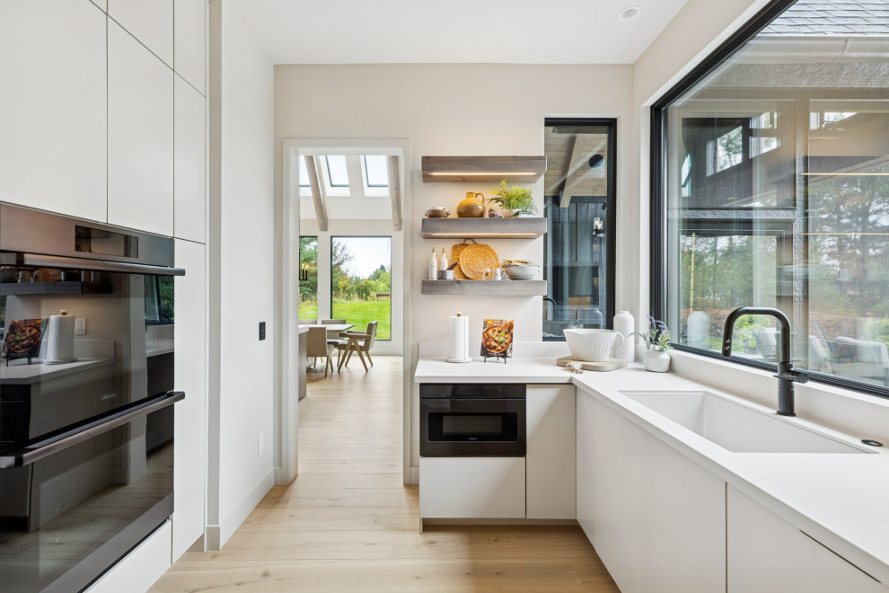 Kitchen - rustic kitchen idea in Minneapolis