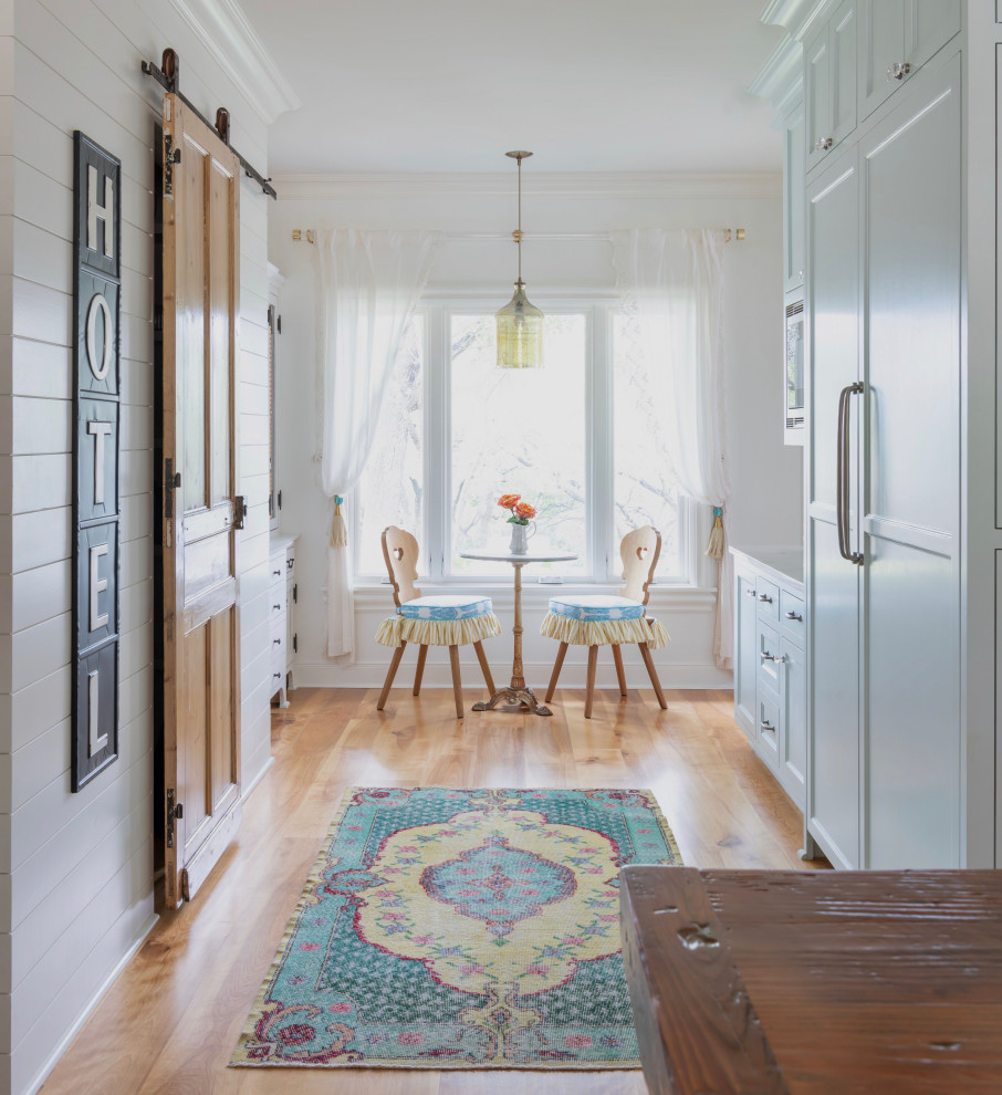 Example of an eclectic home design design in Austin