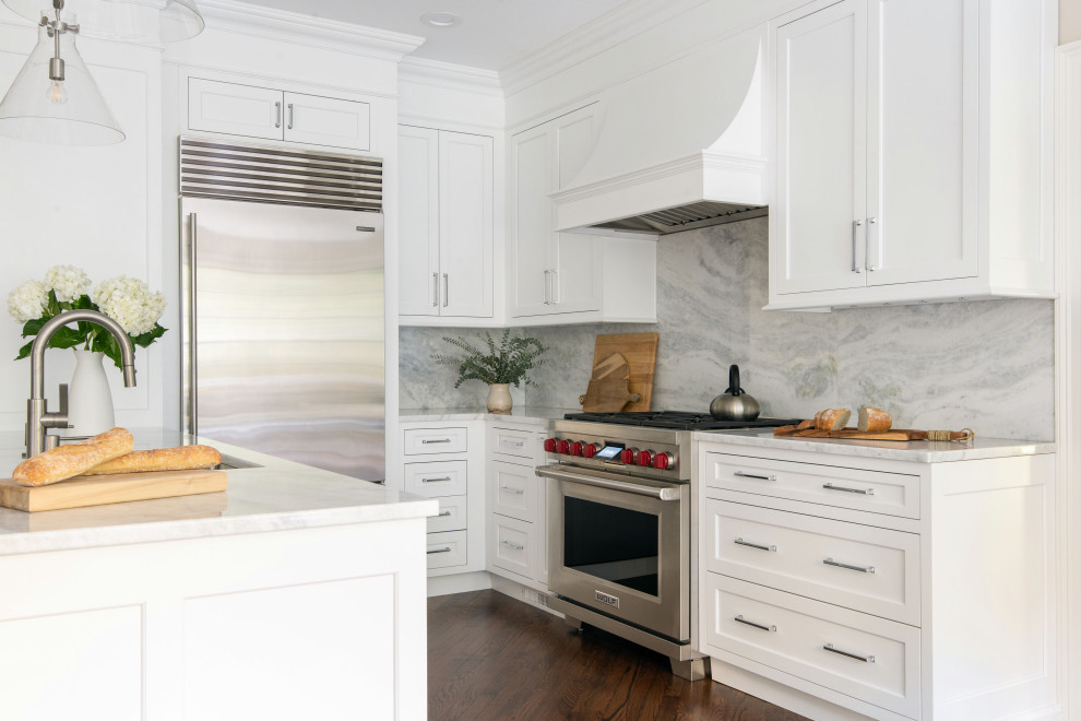 Klassische Küche in U-Form mit weißen Schränken, Quarzit-Arbeitsplatte, Küchenrückwand in Weiß und weißer Arbeitsplatte in Sonstige