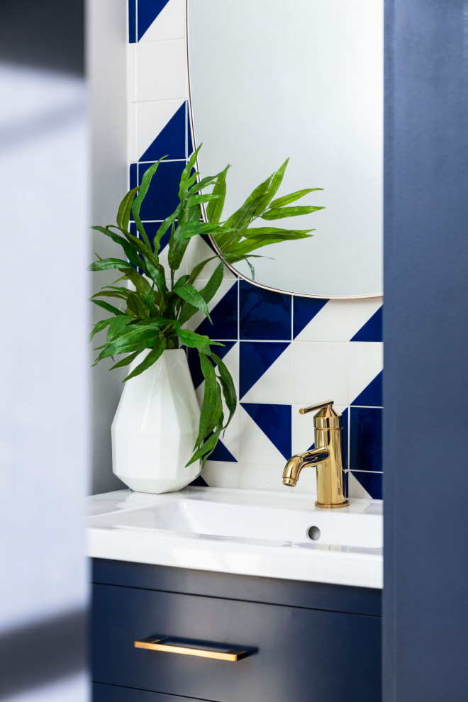 Источник вдохновения для домашнего уюта: маленький туалет в стиле неоклассика (современная классика) с плоскими фасадами, синими фасадами, унитазом-моноблоком, синей плиткой, керамической плиткой, белыми стенами, полом из керамогранита, монолитной раковиной, столешницей из искусственного кварца, белым полом, белой столешницей, напольной тумбой и многоуровневым потолком для на участке и в саду
