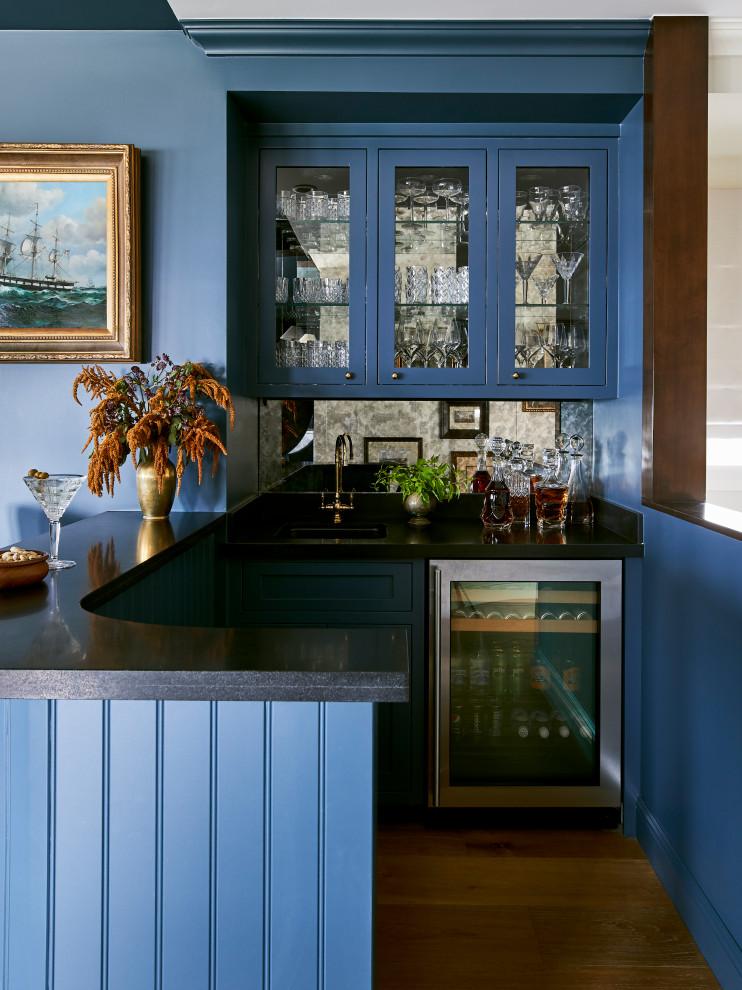 Design ideas for a traditional home bar in Los Angeles.