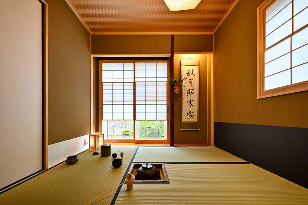 Modelo de salón para visitas cerrado asiático pequeño sin chimenea y televisor con paredes beige, tatami, suelo verde, madera y machihembrado