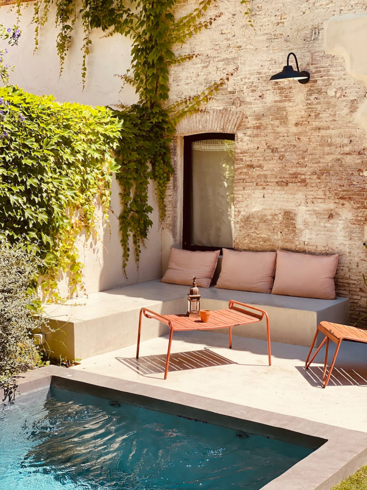 Inspiration for an eclectic pool in Marseille.