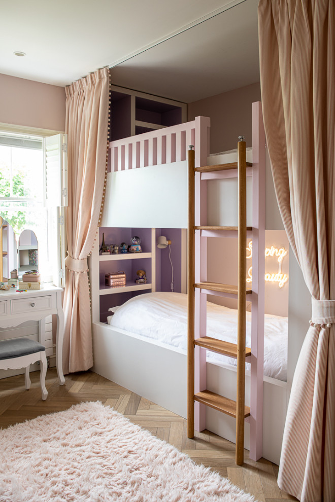 Идея дизайна: детская среднего размера: освещение в современном стиле с спальным местом, розовыми стенами, светлым паркетным полом, серым полом и обоями на стенах для ребенка от 4 до 10 лет, девочки