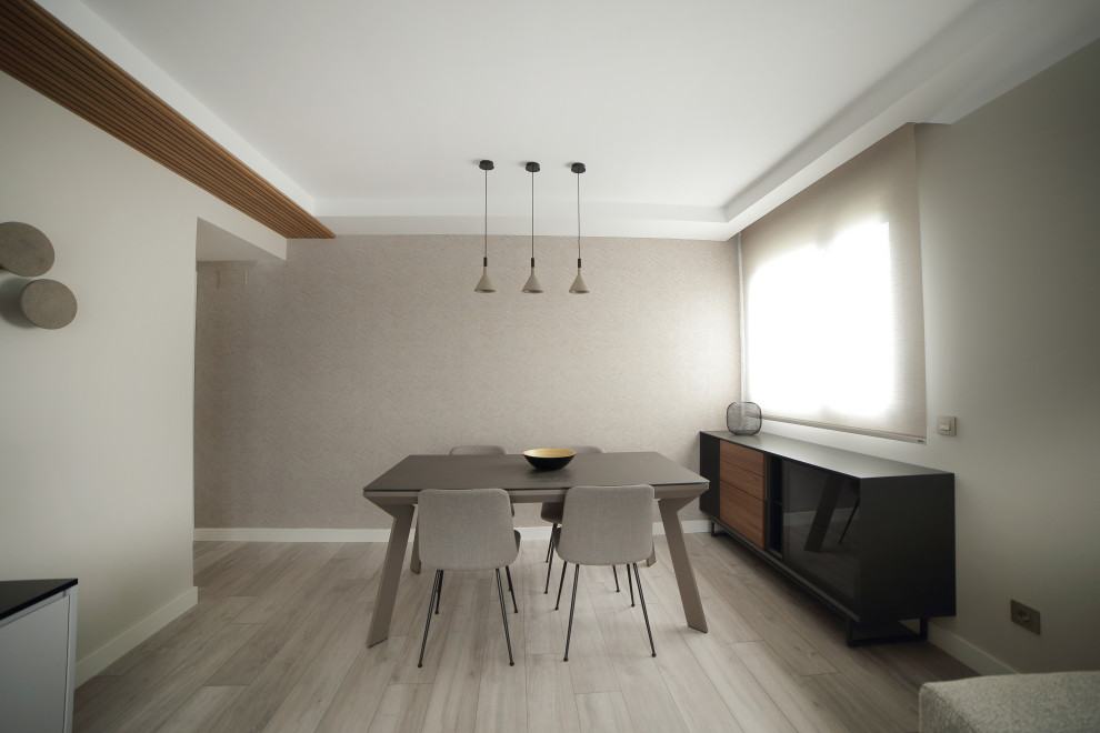 Mittelgroßes, Abgetrenntes Modernes Wohnzimmer mit beiger Wandfarbe, hellem Holzboden, Multimediawand, grauem Boden und Tapetenwänden in Madrid