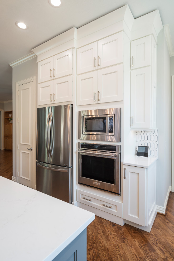 Kitchen - transitional kitchen idea in Dallas