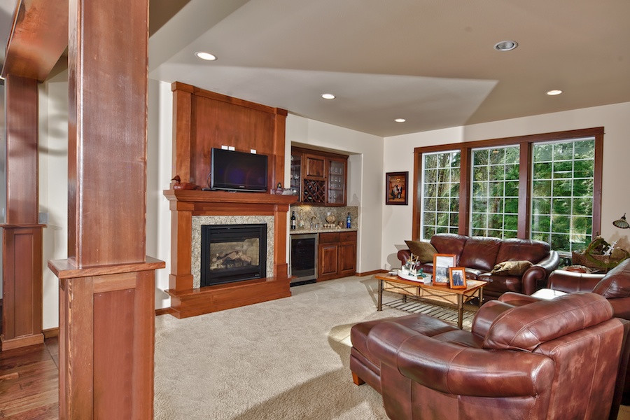 This is an example of a traditional family room in Portland.