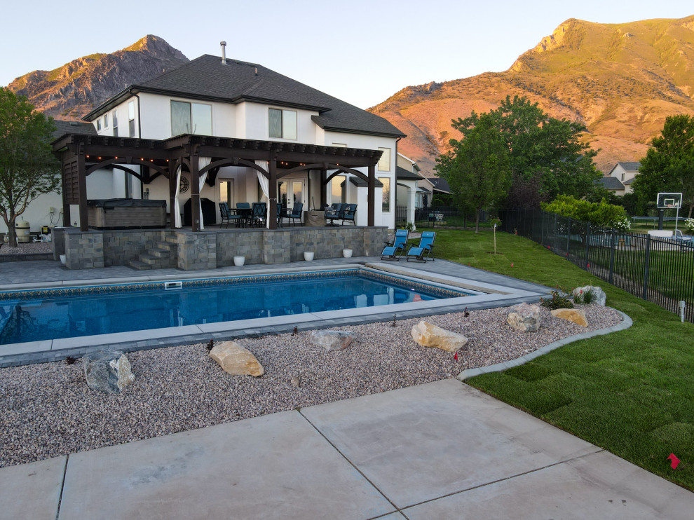 Mittelgroßer Rustikaler Pool hinter dem Haus in individueller Form mit Pool-Gartenbau und Pflastersteinen in Salt Lake City