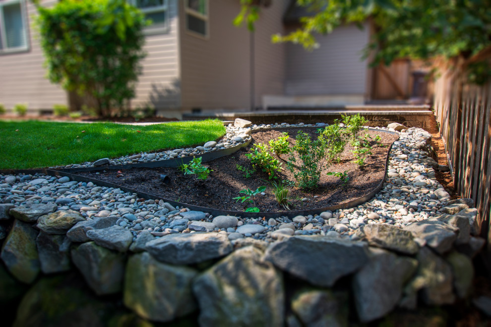 小さなトラディショナルスタイルのおしゃれな庭 (日陰、川石舗装、ウッドフェンス) の写真