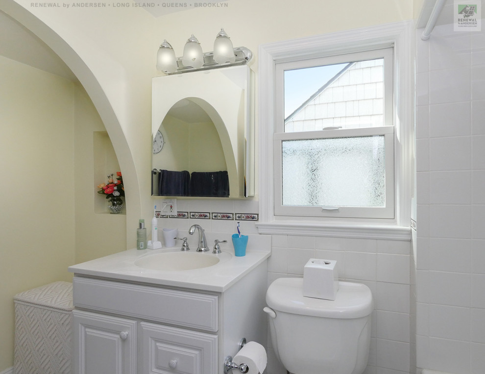 Idée de décoration pour une salle de bain de taille moyenne avec des portes de placard blanches, une baignoire en alcôve, un combiné douche/baignoire, WC séparés, un carrelage blanc, des carreaux de céramique, un mur jaune, un sol en carrelage de céramique, un lavabo intégré, un plan de toilette en quartz modifié, un sol blanc, une cabine de douche avec un rideau, un plan de toilette blanc, buanderie, meuble simple vasque, meuble-lavabo encastré et un plafond voûté.
