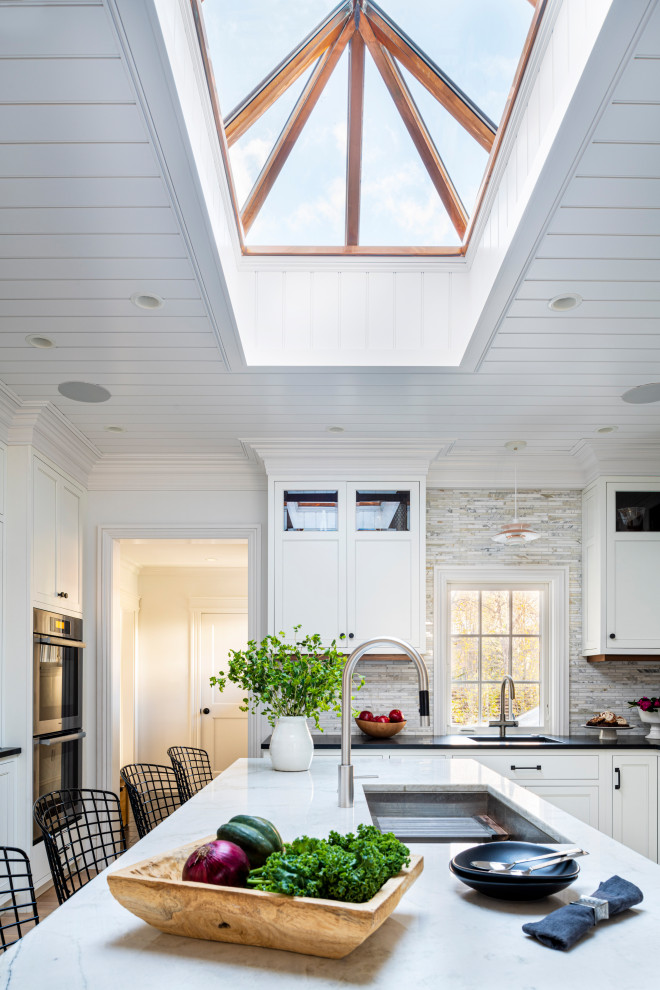 Foto di una cucina minimalista con ante in stile shaker e ante bianche