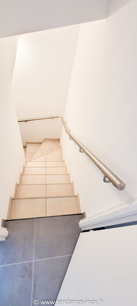 Design ideas for a mid-sized modern staircase in Paris with glass railing.