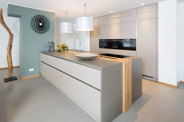 moderne K&uuml;che mit griffloser Front contemporaneo-cocina