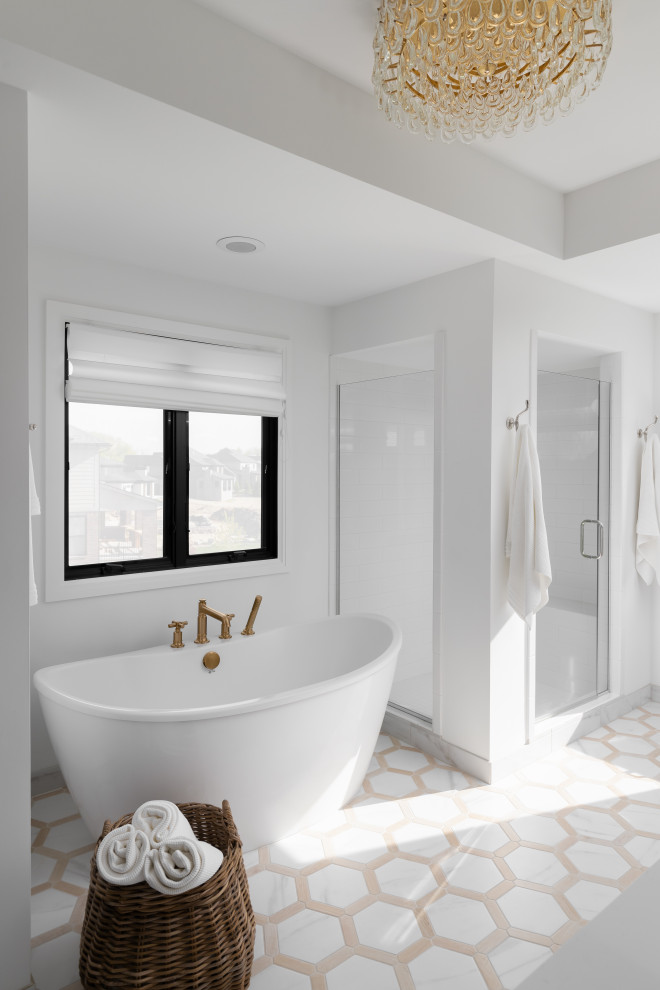 На фото: большая главная ванная комната в классическом стиле с фасадами в стиле шейкер, белыми фасадами, отдельно стоящей ванной, угловым душем, раздельным унитазом, белой плиткой, мраморной плиткой, белыми стенами, мраморным полом, врезной раковиной, столешницей из искусственного кварца, белым полом, душем с распашными дверями, белой столешницей, сиденьем для душа, тумбой под две раковины, встроенной тумбой и кессонным потолком с
