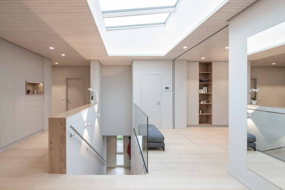 Идея дизайна: коридор в современном стиле с бежевыми стенами, светлым паркетным полом, бежевым полом и деревянным потолком