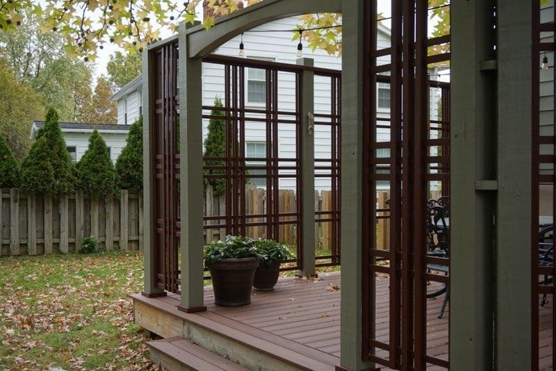 Idee per una grande privacy sulla terrazza stile americano dietro casa e a piano terra con una pergola e parapetto in legno