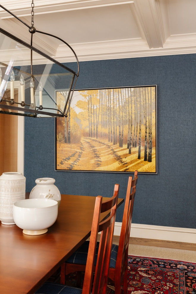 Стильный дизайн: кухня-столовая в классическом стиле с синими стенами, ковровым покрытием, красным полом и обоями на стенах без камина - последний тренд