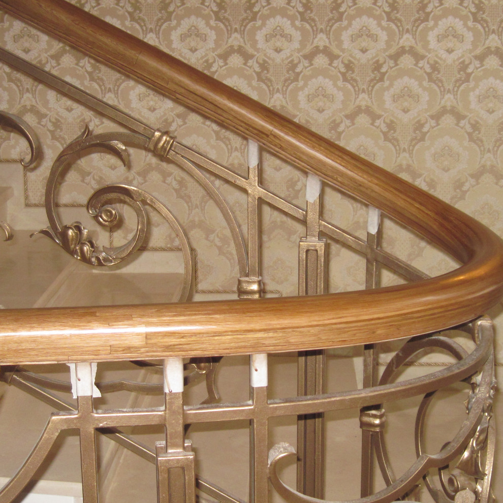 Деревянный гнутый поручень на кованые ограждения лестниц.