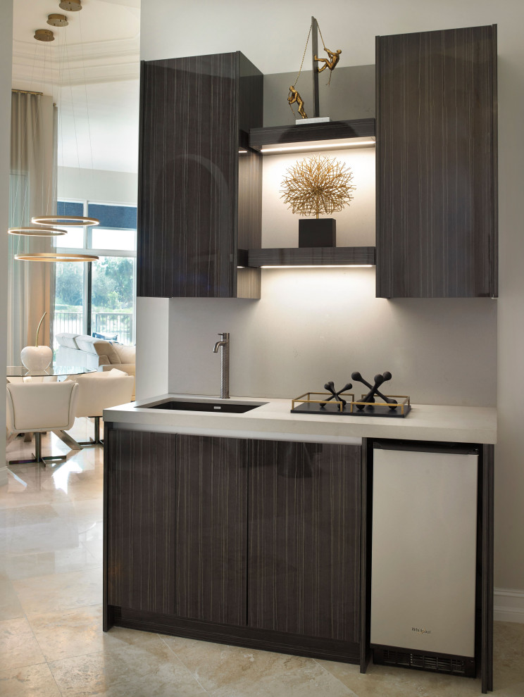 Transitional home design photo in Miami
