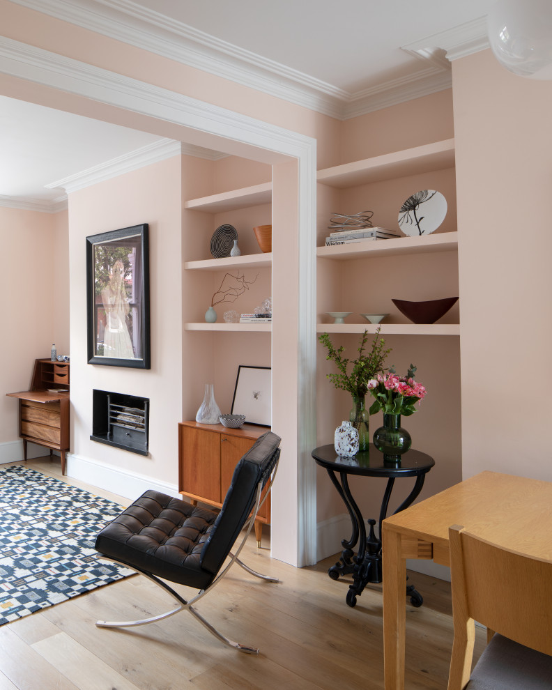Imagen de salón abierto actual de tamaño medio sin televisor con paredes rosas, suelo de madera clara, todas las chimeneas y suelo marrón