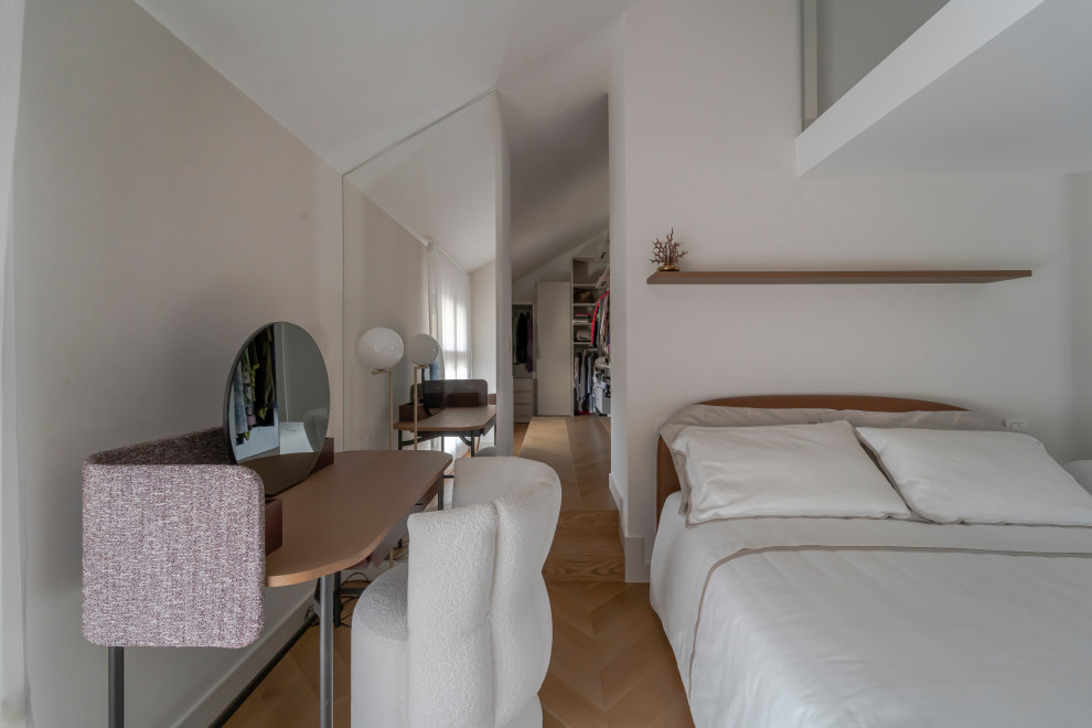 Diseño de dormitorio principal actual grande con paredes blancas y suelo de madera en tonos medios